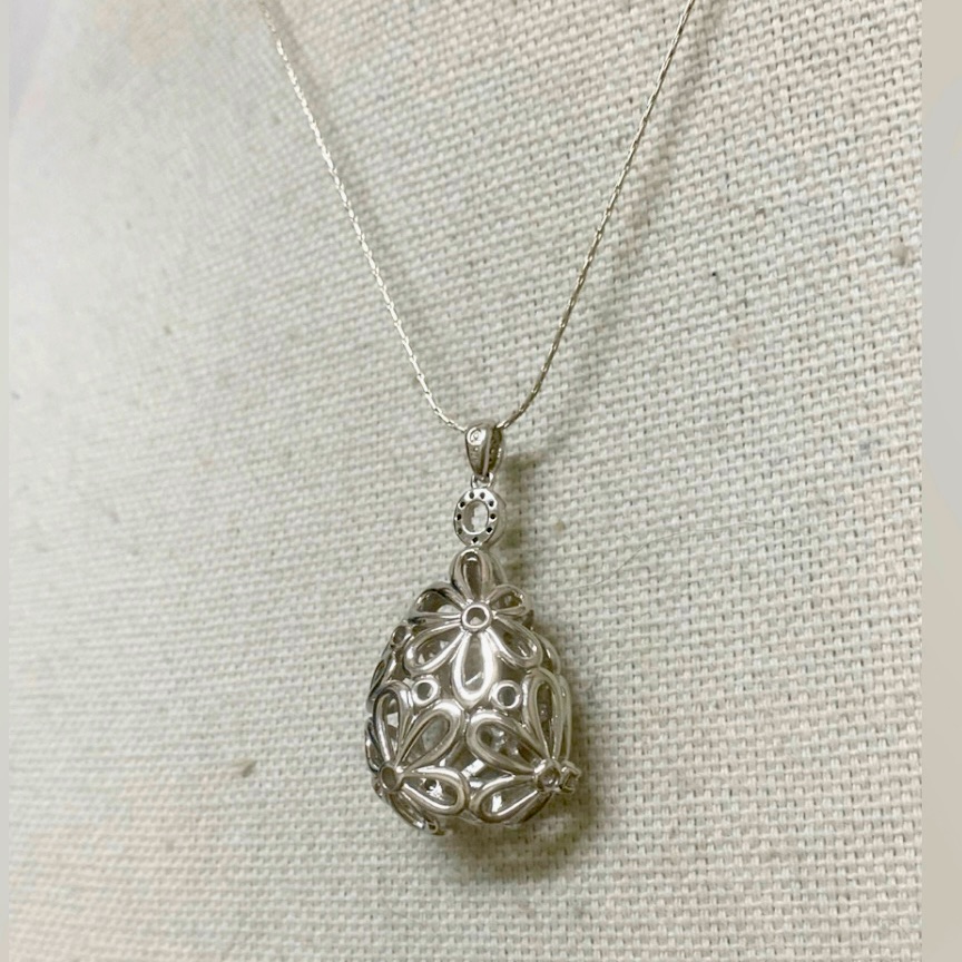 Sterling Silver Daisy Pendant & Necklace New